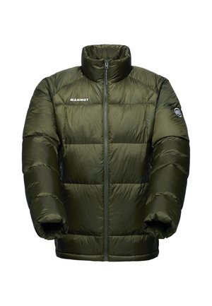 Giacca isolante leggera di colore verde oliva con design trapuntato, colletto alto, zip frontale e dettagli del logo sul petto e sulla manica.