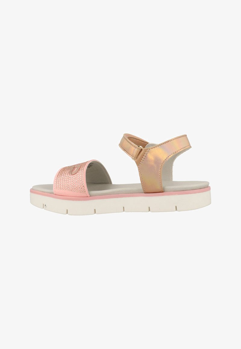 Roze en gouden sandalen met een gestructureerde band, verstelbare enkelsluiting en een witte, gevoerde zool. Flat ontwerp geschikt voor casual draag.