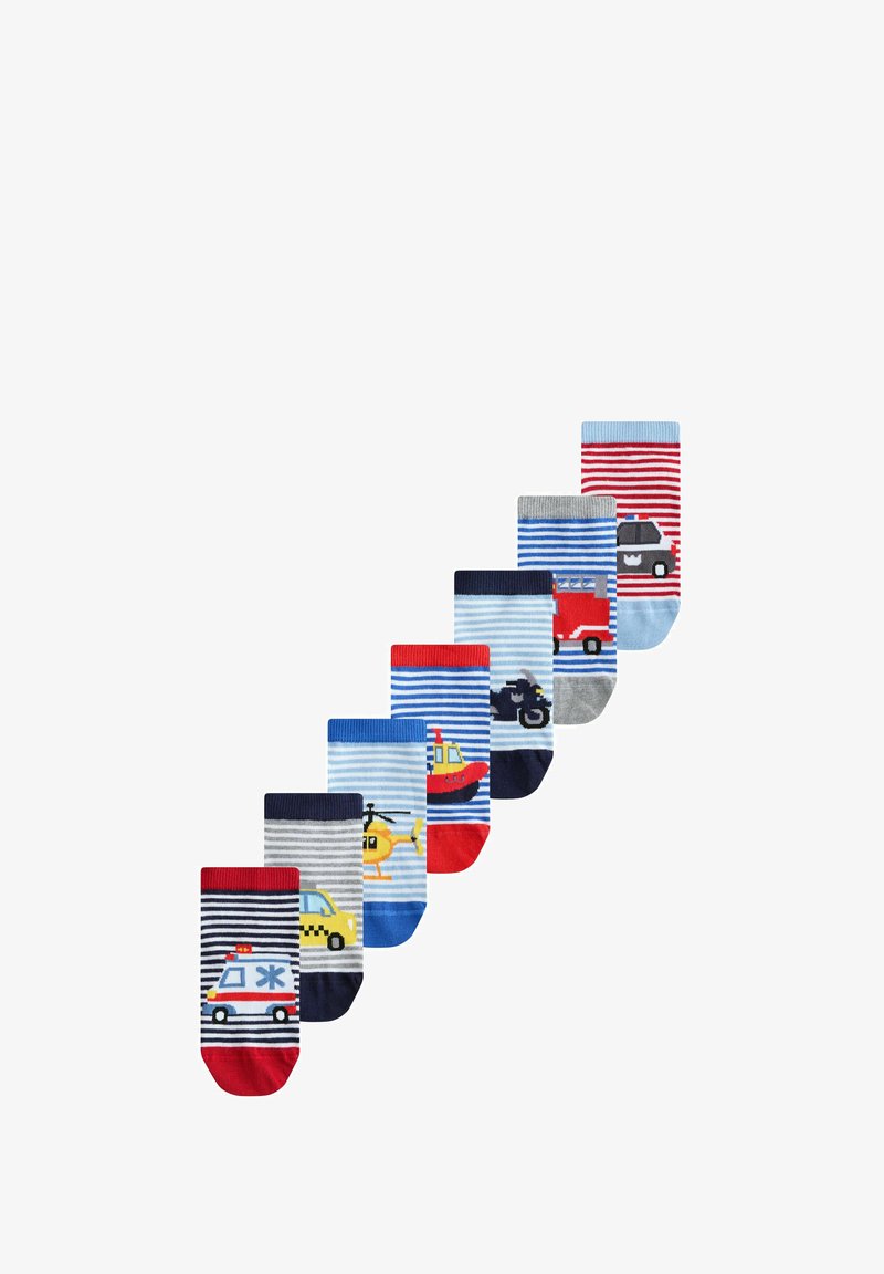 Sieben Paare gestreifter Kindersocken, jeweils mit einem anderen Design von Einsatz- oder Transportfahrzeugen, diagonal auf weißem Hintergrund angeordnet.