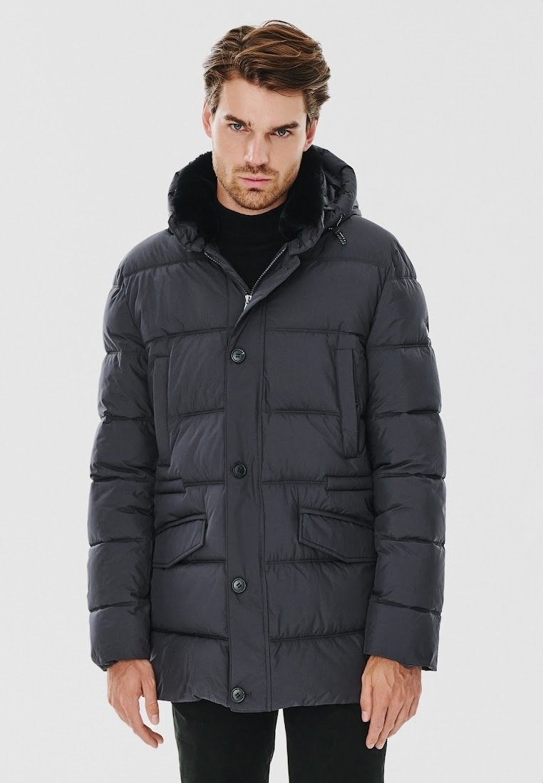 Padded czarna kurtka z kapturem, na zatrzaski, z dwiema przednimi kieszeniami i pikowanym wzorem, zaprojektowana z myślą o ciepłe w zimnej pogodzie.