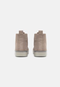 Calvin Klein TOP LACE UP  - Sapatilhas de cano alto - shadow beige