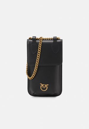 Schwarze Leder-Umhängetasche mit goldener Kettenriemen und goldenem dekorativem Logo mit zwei Vögeln auf der Vorderklappe.