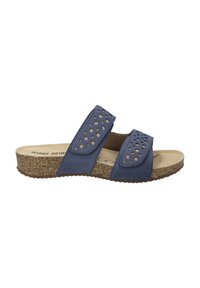 Blauwe leren slidesandalen met geperforeerde banden, kurken wigzool en beige voetbed. Voorzien van twee verstelbare klittenbandsluitingen.