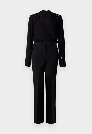 Černý overal s překládaným designem, dlouhými rukávy, akcenty na ramenou se hroty a upraveným střihem nohavic pro elegantní siluetu.