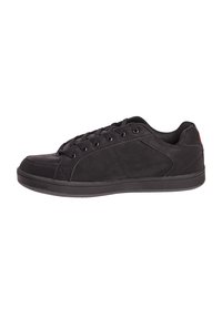 Scarpe sportive nere con tomaia in suede liscia, punta tonda e suola piatta in gomma. Presenta lacci neri e sottili dettagli di cucitura.