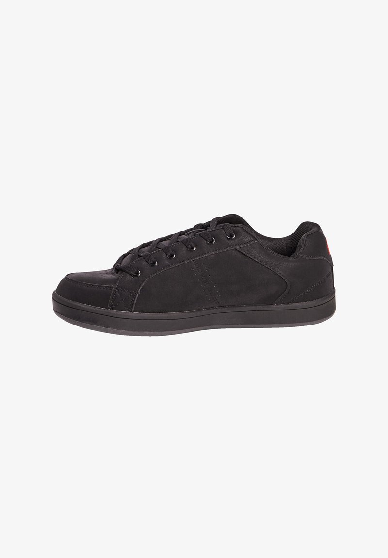 Zapatillas deportivas negras con parte superior de gamuza suave, punta redonda y suela plana de goma. Presenta cordones negros y sutiles acentos de costura.