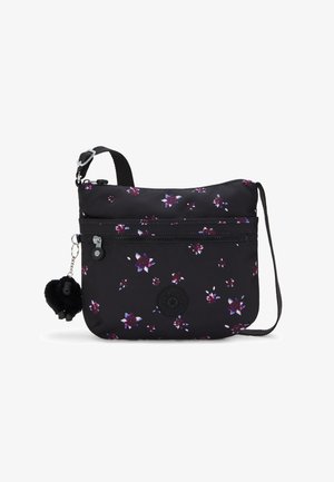 Schwarze Stoff-Crossbody-Tasche mit floralem Druck in Lila und Pink. Verfügt über eine Reißverschlusstasche, ein Logo-Patch und einen schwarzen Pom-Pom-Anhänger.