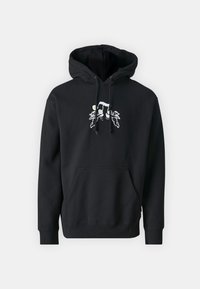 Sudadera negra de algodón con bolsillo tipo canguro, capucha con cordón y un diseño gráfico que presenta una figura estilizada y elementos botánicos.