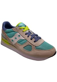 Sneaker con tomaia in suede beige, dettagli in mesh teal, lacci blu navy e accenti giallo neon, con un logo bianco sul lato.
