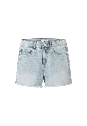Shorts en denim bleu clair avec poches devant, fermeture à boutons, passants pour ceinture et ourlets effilochés.