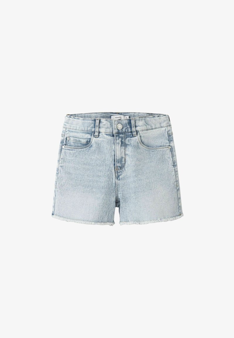 Hellblaue Jeansshorts mit Fronttaschen, Knopfverschluss, Gürtelschlaufen und ausgefransten Säumen.