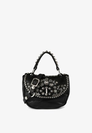 Schwarze Ledertasche mit silbernen Nieten und dekorativem Beschlag. Verfügt über eine abgerundete Form, einen oberen Tragegriff und einen abnehmbaren Schulterriemen.