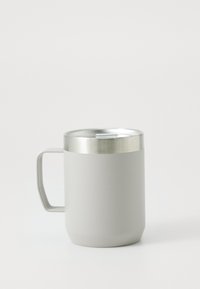 Copo isolado cinza com uma tampa plana prateada, corpo cilíndrico e uma pega lateral. Textura mate com uma borda lisa.