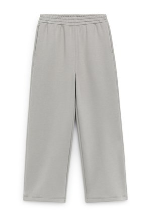 Vaaleanharmaat leveälahkeiset housut, joissa on joustava vyötärönauha ja sivutaskut, valmistettu pehmeästä kankaasta, valkoisella taustalla esillä.