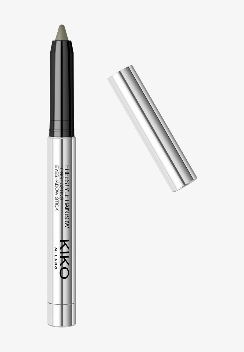 KIKO Freestyle Rainbow oogschaduwstick in een zilverkleurige metallic behuizing; taps toelopende groene punt; met zwarte branding op de behuizing.