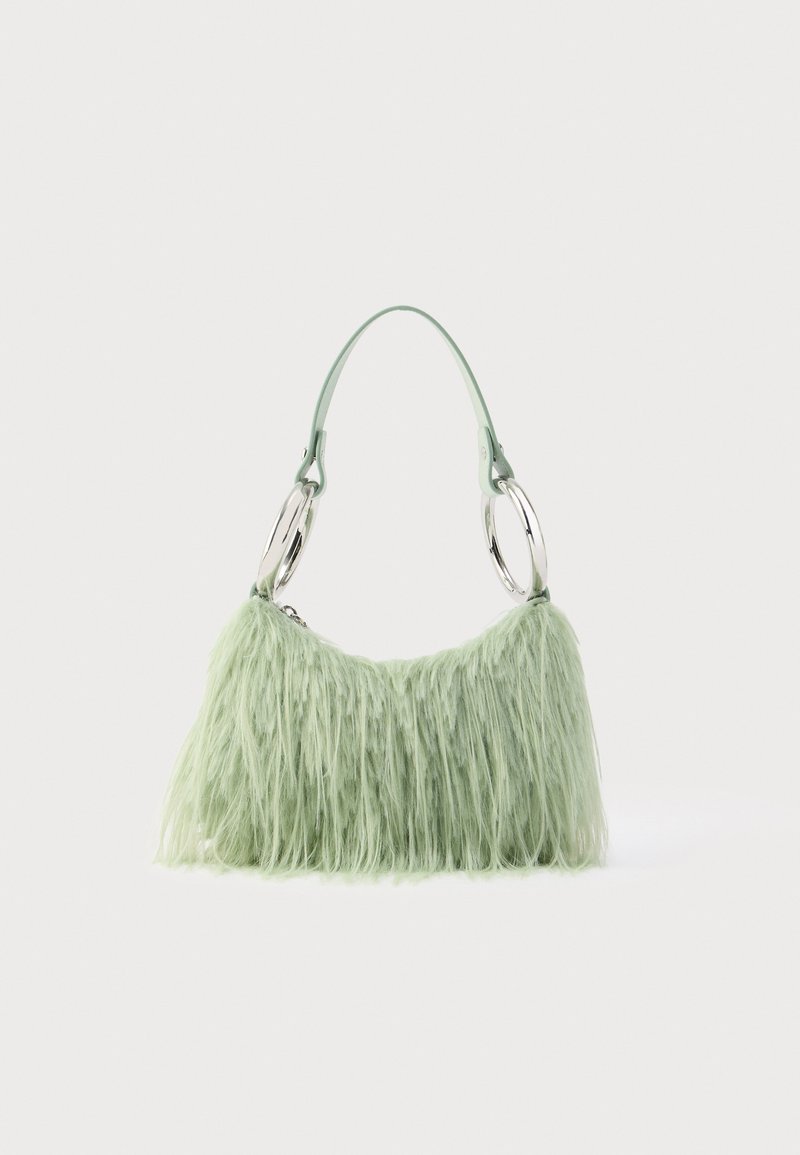 Zielona torebka ze sztucznego futra o zaokrąglonym kształcie, z gładkim miętowo-zielonym uchwytem i srebrnymi okrągłymi ozdobami metalowymi.