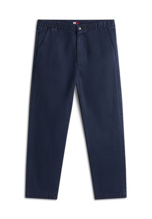 Dunkelblaue Freizeithose mit Seitentaschen, Knopfverschluss und kleinem Logofähnchen in der Mitte des Taillenbands.