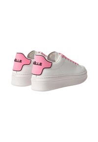 Sneaker bianca con accenti rosa, materiale in pelle liscia, punta rotonda, suola piatta in gomma e dettaglio del logo sul tallone e sulla linguetta.