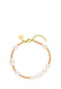 Perlenarmband mit unregelmäßigen weißen Perlen und pfirsichfarbenen Perlen, verbunden durch goldenes Metall mit einem Karabinerverschluss und Verlängerungskette.