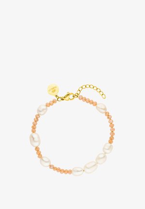Perlenarmband mit unregelmäßigen weißen Perlen und pfirsichfarbenen Perlen, verbunden durch goldenes Metall mit einem Karabinerverschluss und Verlängerungskette.