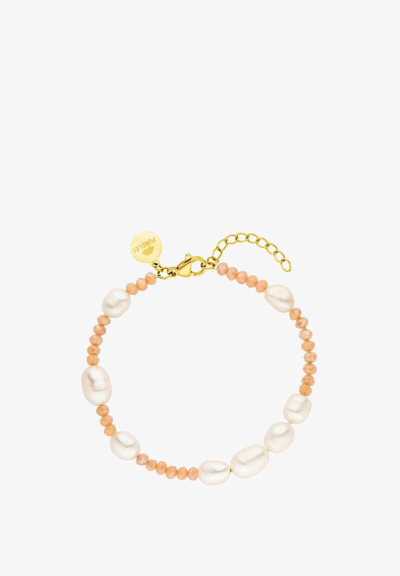 Perlenarmband mit unregelmäßigen weißen Perlen und pfirsichfarbenen Perlen, verbunden durch goldenes Metall mit einem Karabinerverschluss und Verlängerungskette.