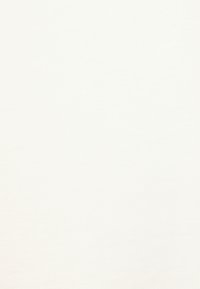 Bílá bavlněná tkanina s hladkou, rovnoměrnou strukturou, s mírným napětím. Povrch je čistý, bez viditelných vzorů nebo ornamentů.