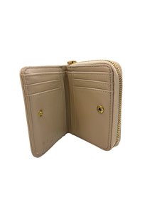 Portafoglio in pelle beige con chiusura a zip, dotato di più scomparti per carte e una tasca con bottone a pressione. Texture liscia e branding goffrato discreto.