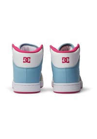 Pár modro-bielych vysokých tenisiek s ružovým lemom a logom DC na päte, zobrazené zozadu.