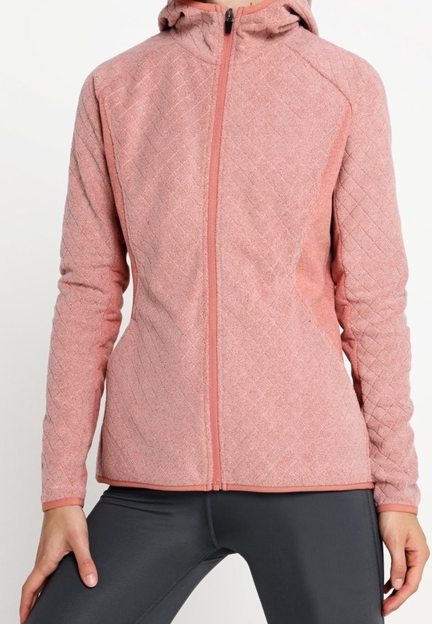 Jasnoróżowa pikowana kurtka na zamek z kapturem, z fakturowanej tkaniny i dopasowanym krojem, zestawiona z ciemnymi legginsami.