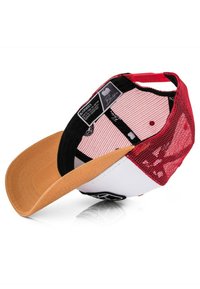 Červená a biela čiapka s prešívaním na zadnej strane, vybavená plochým okrajom a béžovým vnútrom. Obsahuje nastaviteľný popruh a logové štítky vo vnútri.