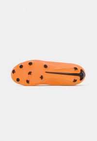 Suola di scarpa da calcio di un brillante arancione con superficie texturizzata, dotata di sei tacchetti neri e una scanalatura centrale per la trazione.