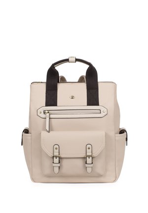 Sac à dos en cuir beige avec poche avant zippée, rabat à sangle à boucle, poches latérales et poignées doubles en tissu noir.