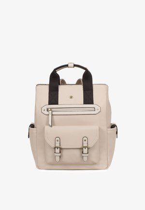 Sac à dos en cuir beige avec poche avant zippée, rabat à sangle à boucle, poches latérales et poignées doubles en tissu noir.