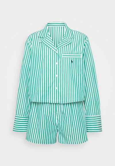 Conjunto de pijama às riscas verdes e brancas. Camisa de botão de mangas curtas com bolso; calções correspondentes com cintura elástica. Material de algodão.