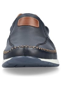 Zapato de piel azul marino tipo slip-on con acentos de piel marrón, detalles de costura en la parte superior y una suela de goma blanca.
