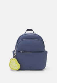 Zaino blu navy con materiale testurizzato, forma arrotondata, tasca frontale con zip e un portachiavi giallo staccabile con "L'AMORE È MAGIA" in testo bianco.