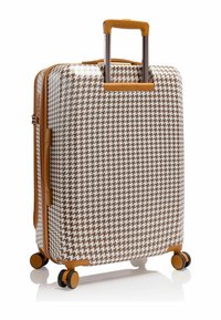 Koffer in Braun- und Weißkaromuster, cabin-tauglich, mit einem ausziehbaren Griff, orangefarbenen Akzenten und vier Rädern für einfache Mobilität.