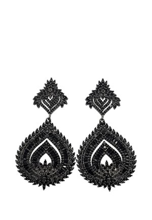 Paire de grandes boucles d’oreilles noires en forme de goutte avec des détails complexes de perles et de pierres précieuses sur fond blanc.