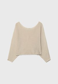 Beżowy sweter o kroju cropped z szerokim, okrągłym dekoltem i długimi, lekko zwężanymi rękawami. Wykonany z miękkiej, teksturowanej tkaniny.