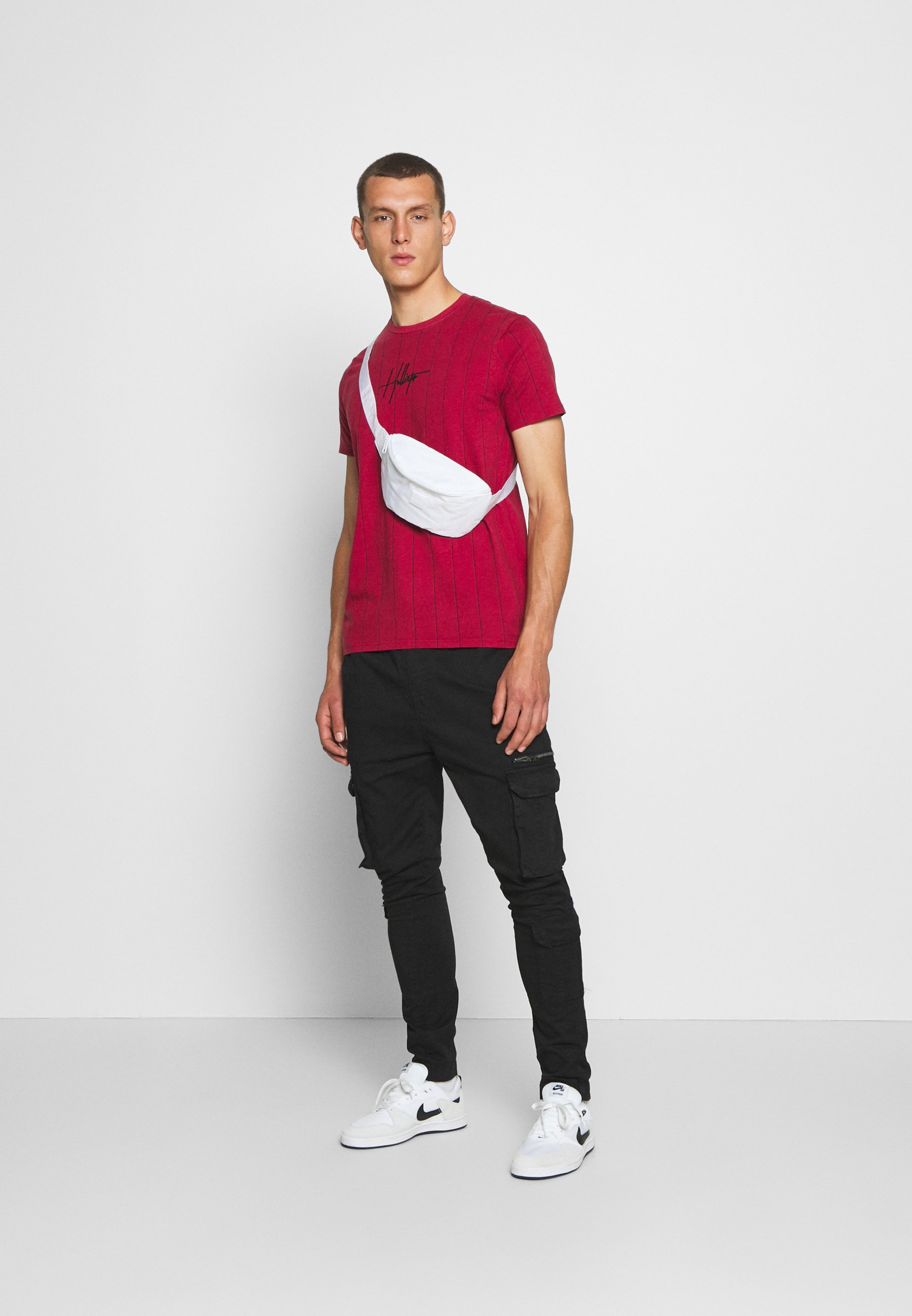 Hollister Co. SCRIPT LOGO T shirts med print red Hollister Co. SCRIPT LOGO - T-shirts med print - red