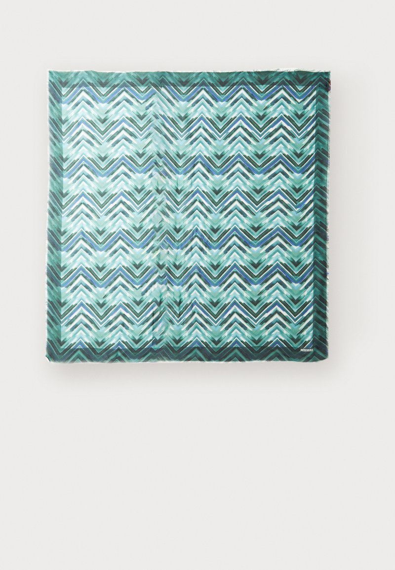 Musterdecke mit einem Chevron-Design in Blau- und Grüntönen, hergestellt aus einem Stoff mit glatter Textur und finished Kanten.