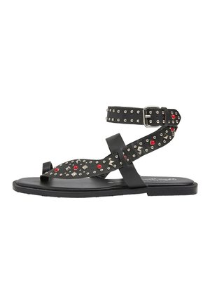 Sort flad sandal med ankelrem og tåloop, dekoreret med sølvnitter og små røde perler, med spærelukning.