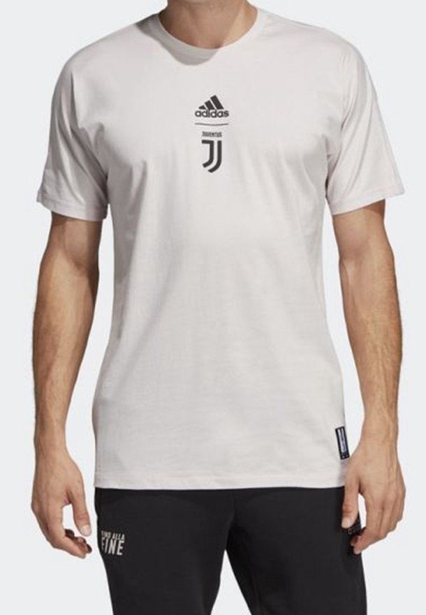 Witte crewneck t-shirt van katoenmix, voorzien van een zwart Adidas-logo en Juventus-embleem op de voorkant. Korte mouwen, casual fit.