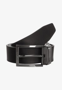 Cinturón de piel negro con textura suave, que cuenta con una hebilla de metal rectangular con acabado plateado, marcada con "bugatti."