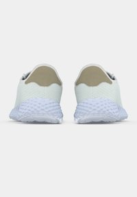 Jasnoniebieskie buty sportowe z wytrzymałą siateczką, zakrzywione beżowe akcenty przy pięcie oraz gumowa podeszwa z kropkowanym wzorem.