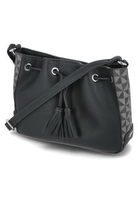 Borsa nera con superficie testurizzata, caratterizzata da un motivo geometrico grigio, chiusura con coulisse e due frange sul davanti.