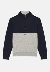 Marineblå og grå halv-zip hettegenser med et kontrastfarget blokkmønster, strikket tekstur og liten logo på fronten.