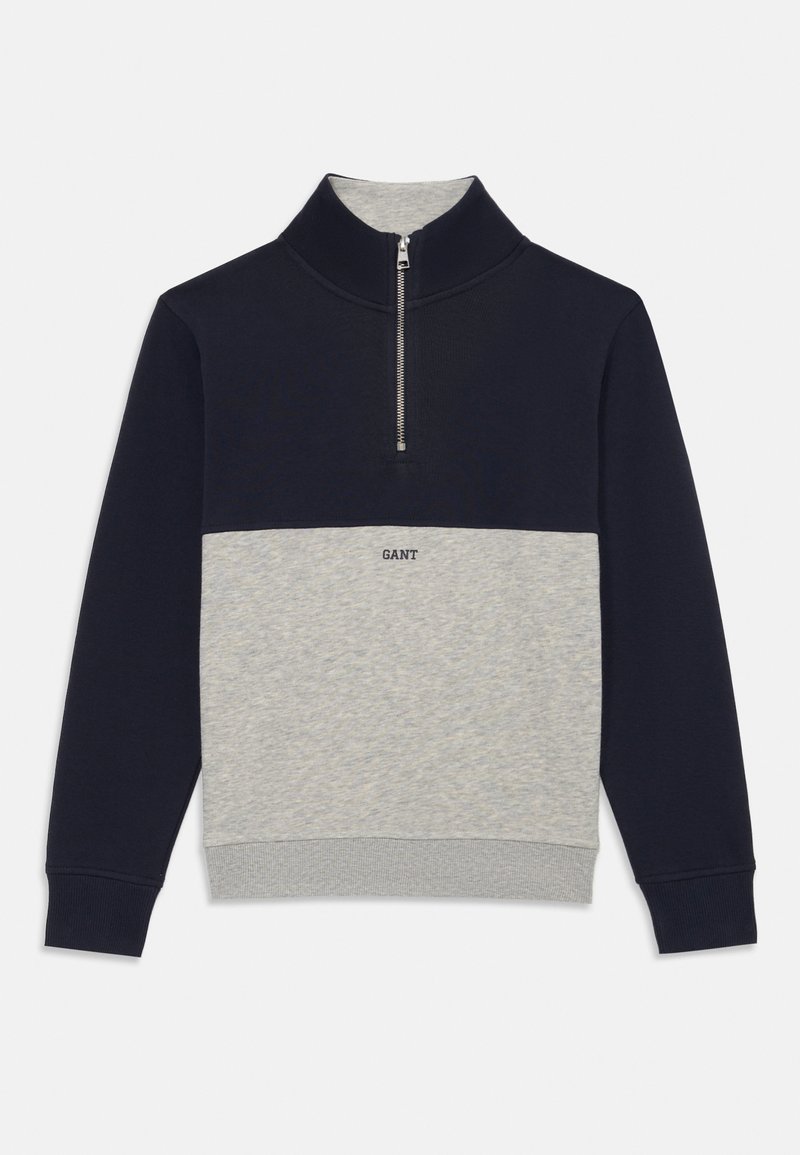 Marineblå og grå halv-zip hettegenser med et kontrastfarget blokkmønster, strikket tekstur og liten logo på fronten.