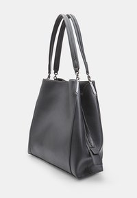 Fekete bőr bevásárlótáska két masszív füllel, textúrázott felülettel és oldalsó cipzár részlettel a további funkcionalitás érdekében.