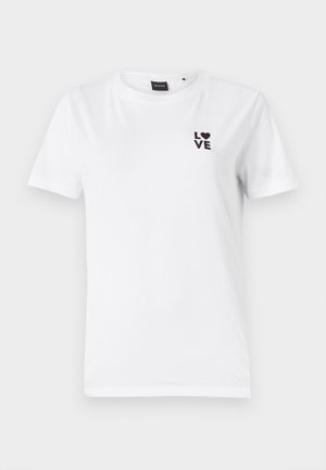 Valkoinen puuvillapaita lyhyillä hihoilla, jossa on musta painettu teksti "LOVE" ja sydänlogo vasemmassa rinnassa.